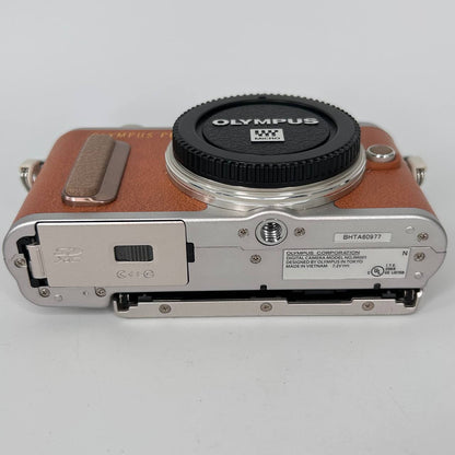 Olympus PEN E-PL8 + Digital ED 14-42mm f/3.5-5.6 Kit