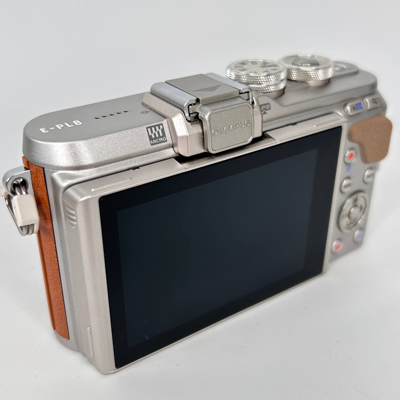 Olympus PEN E-PL8 + Digital ED 14-42mm f/3.5-5.6 Kit