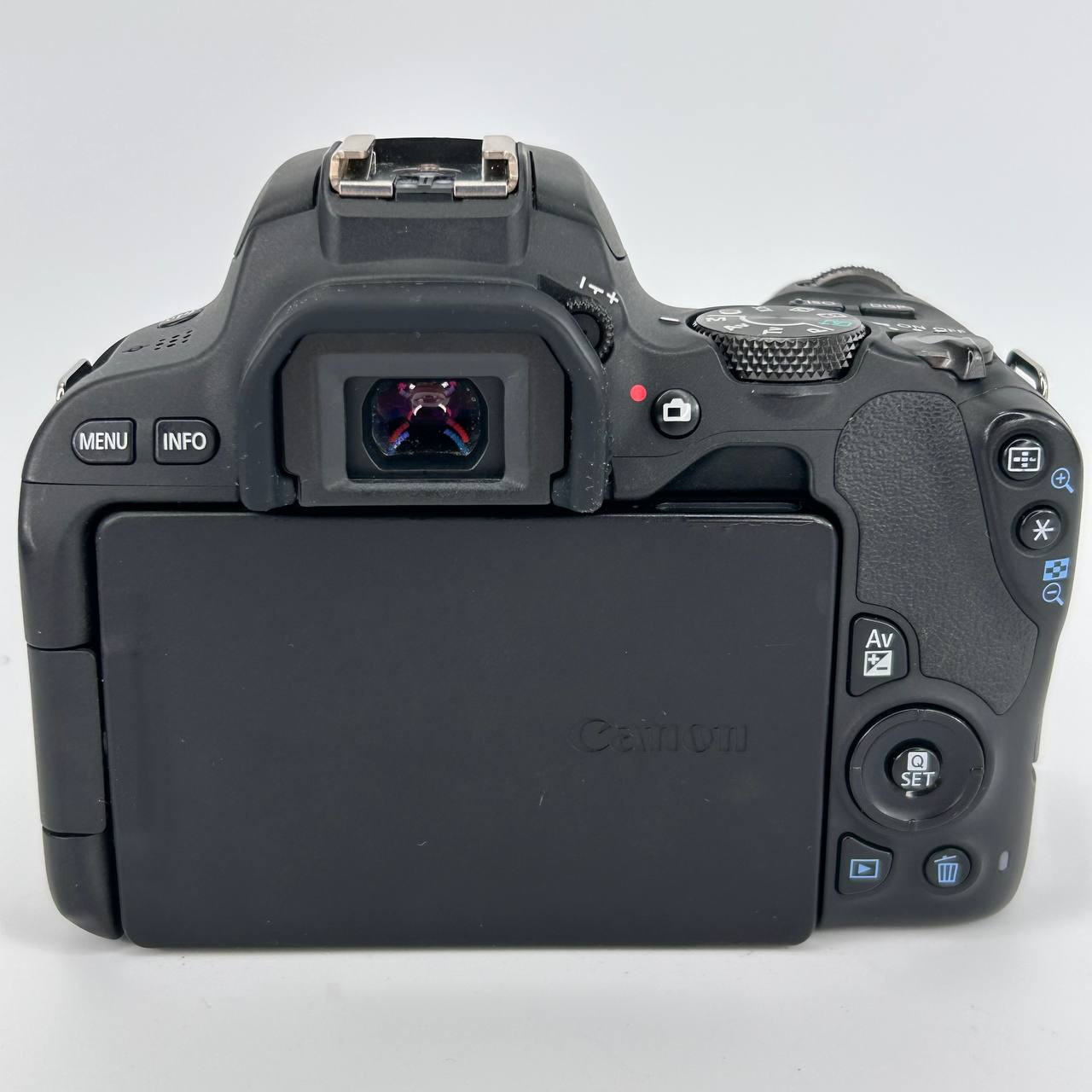 Canon EOS 200D + Obiettivo EF-S 18-55mm f/4-5.6 IS STM Kit