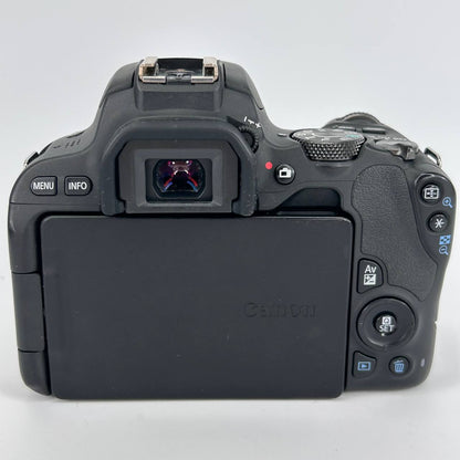 Canon EOS 200D + Obiettivo EF-S 18-55mm f/4-5.6 IS STM Kit