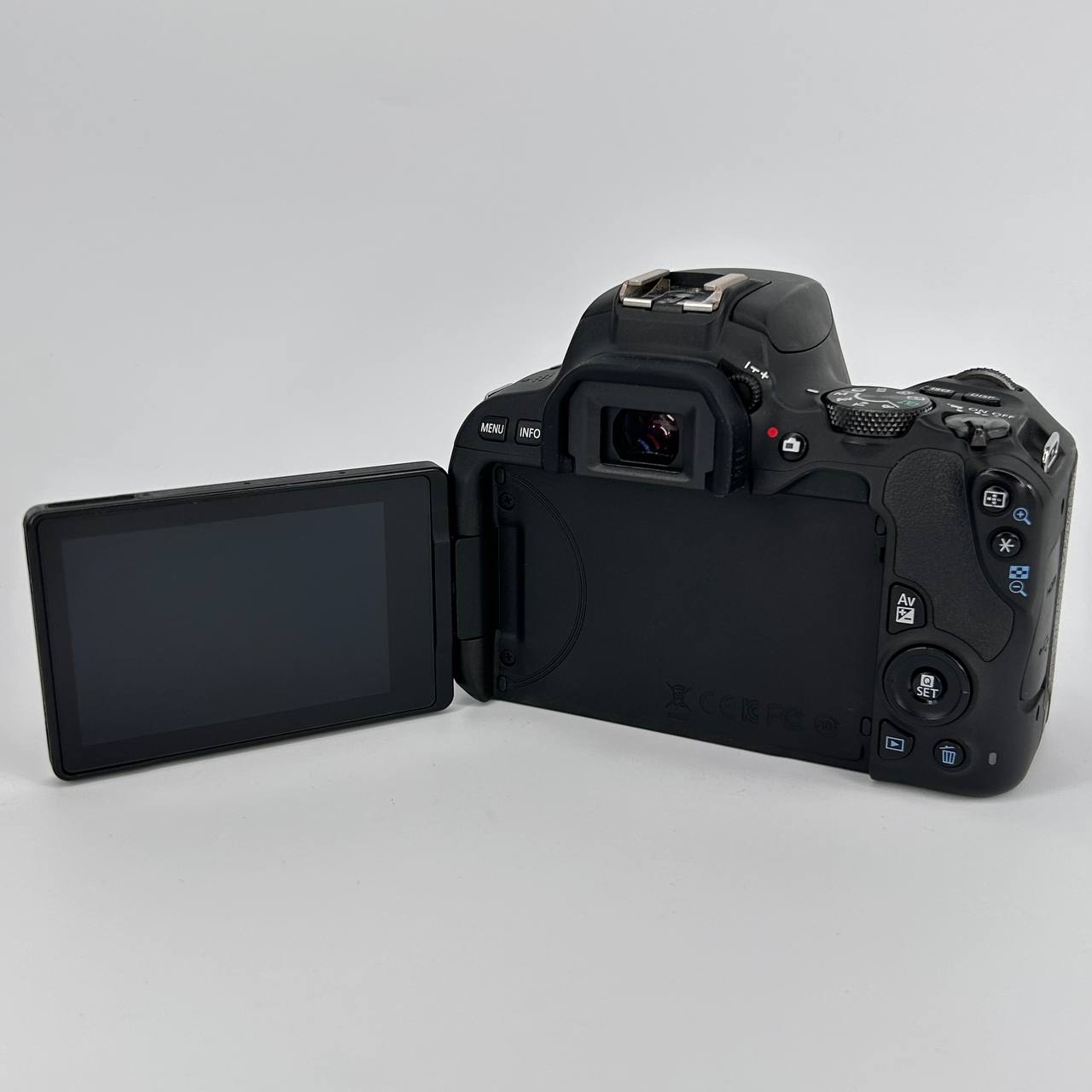 Canon EOS 200D + Obiettivo EF-S 18-55mm f/4-5.6 IS STM Kit
