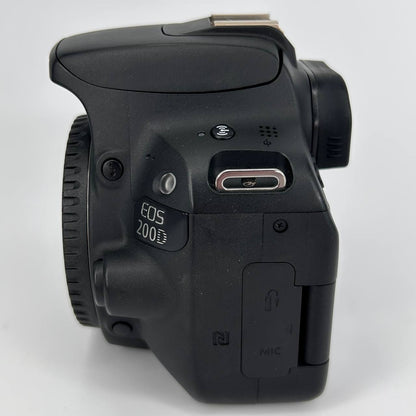 Canon EOS 200D + Obiettivo EF-S 18-55mm f/4-5.6 IS STM Kit