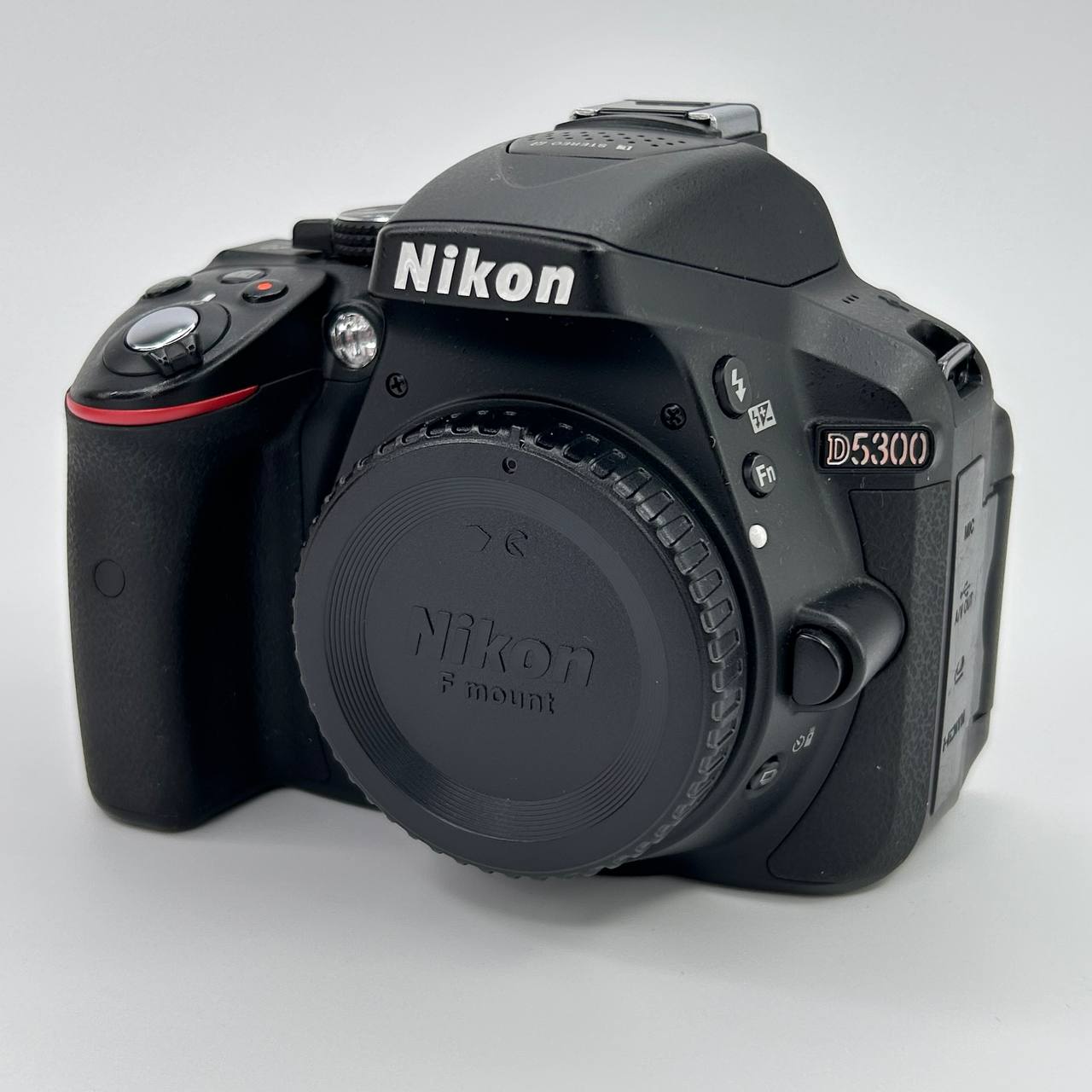 La Nikon D5300 è una reflex da 24,2 MP versatile e completa, famosa per il suo schermo orientabile e l'ottima qualità dell'immagine. Rispetto ai modelli base, offre un autofocus più preciso a 39 punti, Wi-Fi e GPS integrati, rendendola perfetta per chi cerca creatività e connessione in un corpo leggero. - garanzia 12 mesi