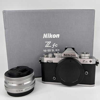 Nikon Z fc + Nikkor Z DX 16-50mm f/3.5-6.3 VR Silver Kit usata garantita