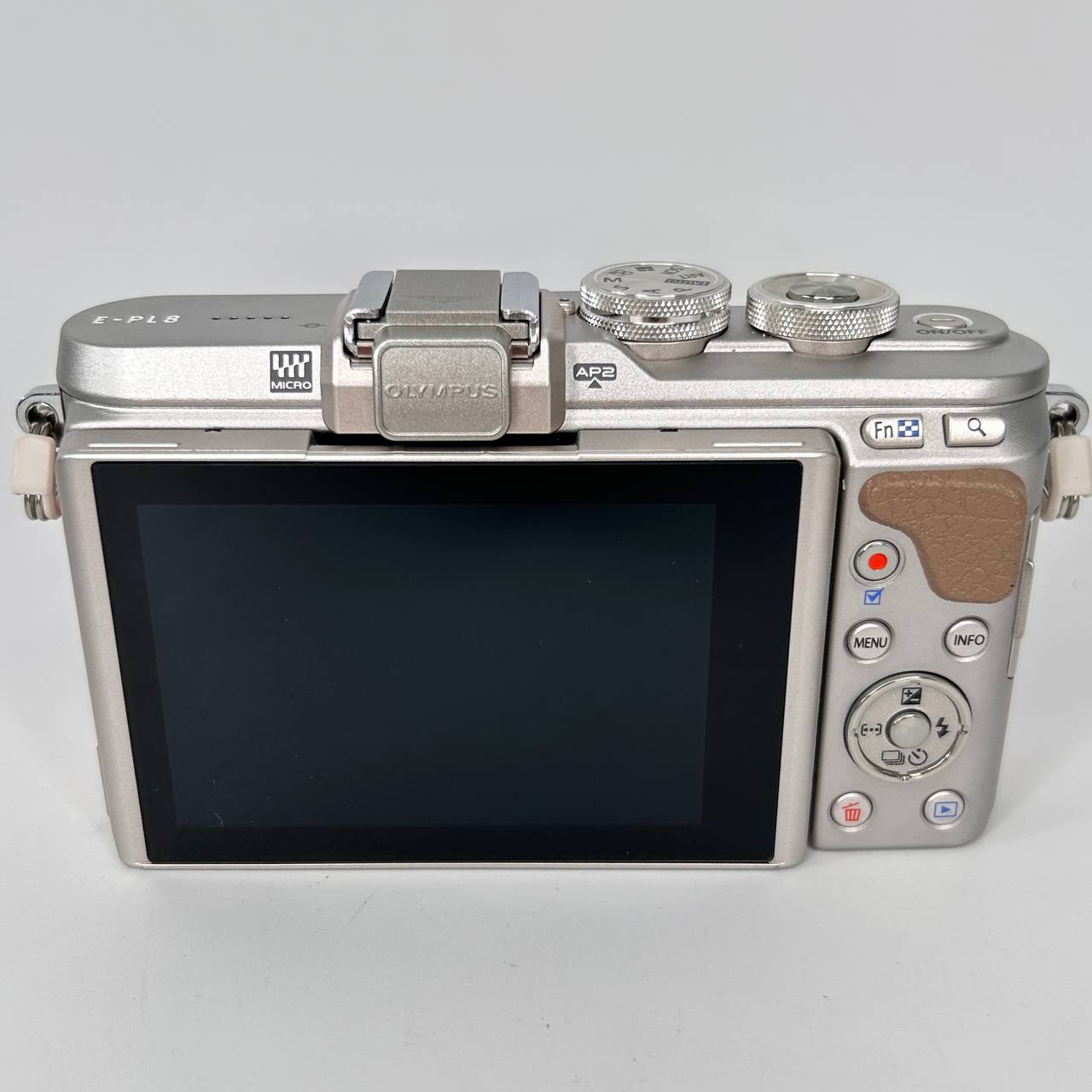 Olympus PEN E-PL8 + Digital ED 14-42mm f/3.5-5.6 Kit